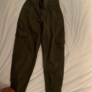 Aritzia Wilfred Brand women’s cargo pants in army green.